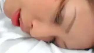 ممرضة مثيرة تفحص المريض فحصًا صارمًا