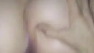 جلسة قذف من الخلف مع مراهقة هولندية تحت أضواء زرقاء