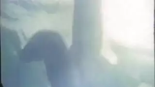 قذف داخلي على الأريكة: إيلا راي تأخذ قضيبًا أسود بعمق