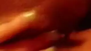 قنبلة شقراء تركب انتصابًا ضخمًا حتى الذروة