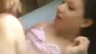 عربية مثيرة تستمتع على كرة دسار، تداعب كسها الحليق وتعصر حلماتها