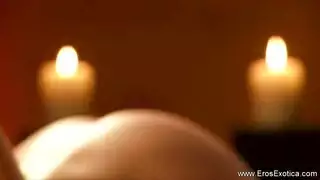 شقراء ذات نهدين ضخمين تقدم عروضًا إباحية صريحة على الكاميرا