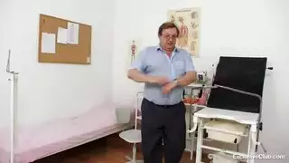حفلة جنس في الصالة: لوسيانا ألكسندر بأحذية حمراء
