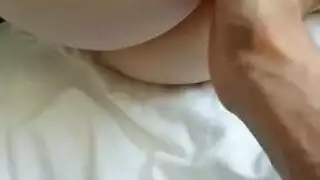 بعبصة باليد انتي مربطه