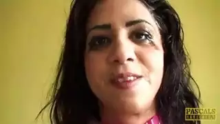 جميلة سمراء منقادة ت throat fuck عمودًا ضخمًا ثم تأخذه بعمق في فرجها