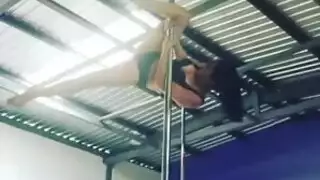 فتاة القطب الصغيرة تقدم عرض إباحي فردي لا يصدق