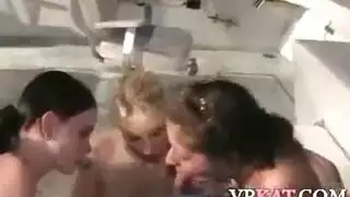 قررت الفتيات العاهرة أن يمارس الجنس مع الضيف والرئيس الرئيسي يحتاج السحاقيات القرنية إلى الديك فقط لإرضائهم