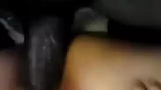 مص قضيب في المرآب: هاوية مغرية تعبد قضيب أسود سميك مثل نجم إباحي