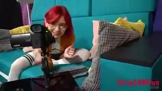 أول لسان عميق لفتاة صغيرة مع حركات ديلدو