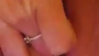 السمراء الهواة الشهوانية تشعر بشقها المبلول يُداعب بينما يأكل رجلها مؤخرتها الداكنة الضيقة
