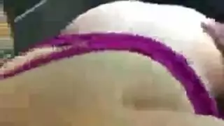 نجمة إباحية شقراء تمص وتنتهي بقذف جماعي