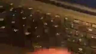 إجراءات إيلاج مزدوج إباحية: سمراء تبلع قضيب بينما تركب آخر
