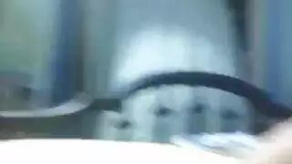 امرأة شقراء أكبر ومراهقة سمراء في مشهد مقص صريح
