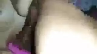 تلميذة شقية تستولي على الطاولة لعملية جنس مزدوجة صريحة