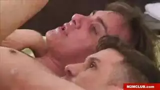 شباب صغار بجوارب طويلة يصنعون مقاطع استمناء هواة