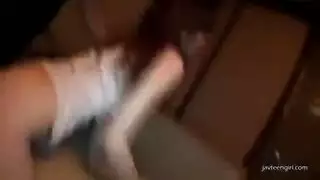 فتاتان نحيفا، يتناوبن الفتيات اليابانيين يمضن ديك أفضل صديق لهم أثناء الركوع أمامه