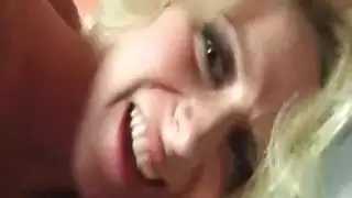 قضيب واحد، شقراوان: جلسة علاقة ثلاثية عنيفة