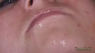 مراهقة شقراء في مشهد إباحي قوي وحار