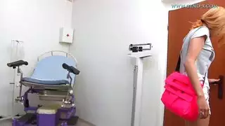 قضيبه العملاق يغزو فرجها في شريط الجماع الطبي هذا