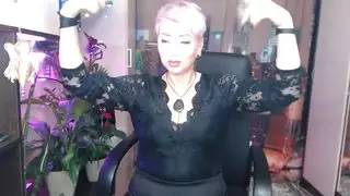 العاهرة السخية تريد أن تمتص الديك وتمارس الجنس المثير