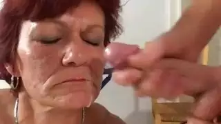 قضيب شاب يرضي قطة كبيرة الصدر بحلق عميق وضربات قوية