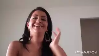 جمال لاتيني شاب يجذبه مطريات الأزهار بواسطة مسمار مثير