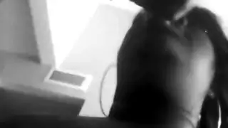 سأمص قضيبك القاسي حتى تتوسل للرحمة بأسلوب إباحي