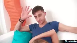 ديوث بلوندي المشاكس تمتص ديك أسود كبير