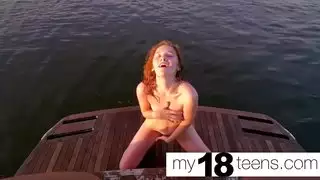 جلسة استمناء لأحمر الشعر مع فعل شفاه مثير