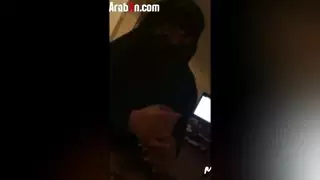 جلسة مص: سعودية محجبة تعمل على قضيب هندي طويل