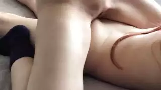 هذه الفتاة الإباحية لديها كس مشمع جيدًا وتمارس الجنس بشدة في بوسها