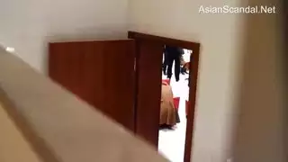 متلصص يسجل ثنائيًا مشاغلًا يمارسان الجنس بعنف في كابينة الحمام