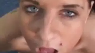 الفتاة المتعطشة للقضيب تطلب جنساً متواصلاً وقذفاً على الوجه