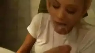 شقراء حمراء ساخنة تدخن وتتوسل لفيلم إباحي قاسي