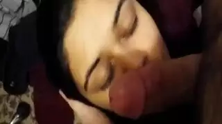 جميلة هندية في فيلم إباحي صريح للمص والبلع