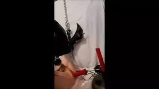 الفتاة المقيدة تأخذ قضيب الحارس السميع عميقاً في حلقها