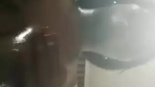 هذه العاجية المثيرة تداعب نفسها حتى تبتل ثم تُركب بقضيب ضخم