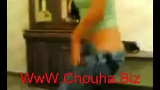 رقصة ساتا زازا العارية تؤدي إلى إصبع مهبل شديد ونشوة