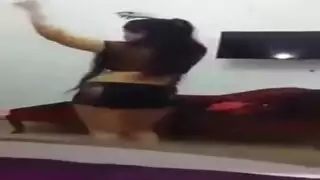 حلوة سمراء بالملابس الحمراء تأخذ جماع شرجي من عشيقها