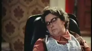 بنت نائمة ويروح يختصبها