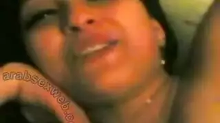 مراهقة عربية غريبة مص وبلع