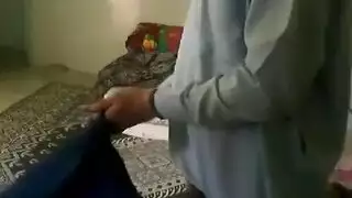 مخاطرة علنية: نكاحها واقفة في اللباس العرقي
