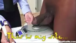 ميا خليفة يخترق شون لويلز كس mk الرطب بجوار المسبح بقضيبه الكبير