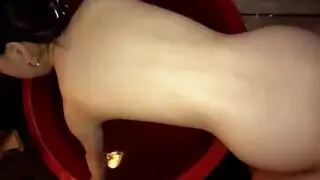 مص قضيب علني ينتهي ببلع السائل المنوي لعاهرة مستعدة