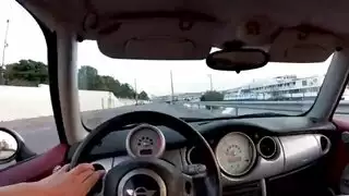 جماع كلبي أثناء القيادة: سكس في السيارة مع قضيبين وقذف