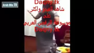 الراقصة العربية المثيرة تفتح ساقيها