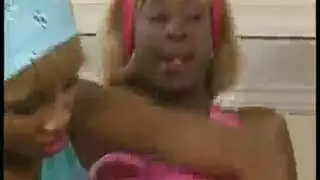 ممثلة بورنو سوداء بلا فلس تُستَخدم من قبل زبائنها النشطين
