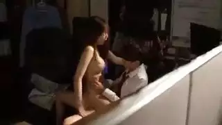فتاة مكتب ملفوفة باللاتكس تمارس الجنس من أجل راتبها