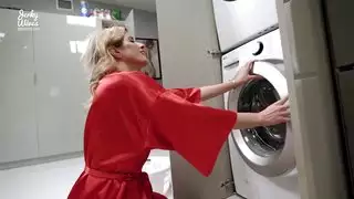تدخل رأسها في الغسالة