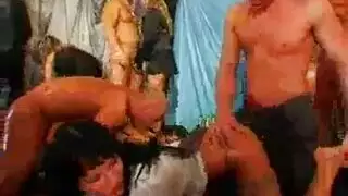 فتاة أنيقة تحول النادي الجنسي إلى جنس جماعي قوي من أجل المال